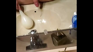 21 y&sol;o fills condom with cum